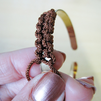 Trio de bracelets joncs breloques tissés en macramé : Etape 5