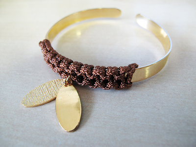 Trio de bracelets joncs breloques tissés en macramé : Etape 8