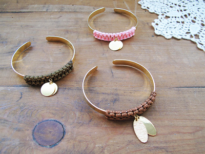 Trio de bracelets joncs breloques tissés en macramé : Etape 9