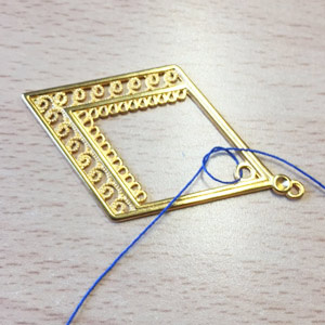 Boucles d'oreilles Fils tendus Lizbeth : Etape 1