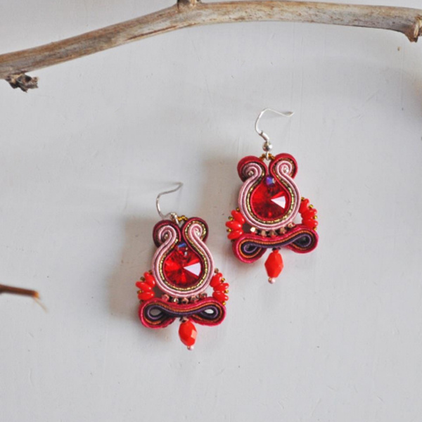 Boucles d'oreilles rouges en soutache avec cabochon rivoli PureCrystal
