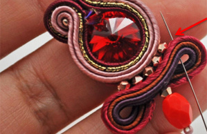 Boucles d'oreilles rouges en soutache avec cabochon rivoli PureCrystal : Etape 11