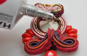 Boucles d'oreilles rouges en soutache avec cabochon rivoli PureCrystal : Etape 15