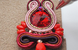 Boucles d'oreilles rouges en soutache avec cabochon rivoli PureCrystal : Etape 16