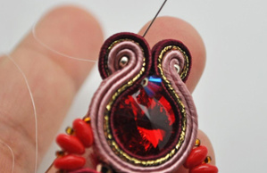 Boucles d'oreilles rouges en soutache avec cabochon rivoli PureCrystal : Etape 17
