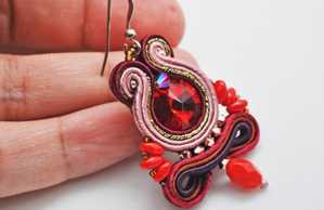 Boucles d'oreilles rouges en soutache avec cabochon rivoli PureCrystal : Etape 18
