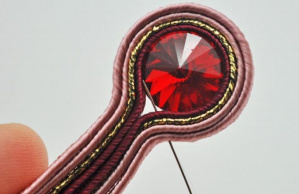 Boucles d'oreilles rouges en soutache avec cabochon rivoli PureCrystal : Etape 3