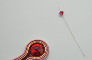 Boucles d'oreilles rouges en soutache avec cabochon rivoli PureCrystal : Etape 4