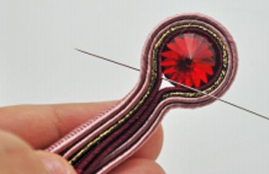 Boucles d'oreilles rouges en soutache avec cabochon rivoli PureCrystal : Etape 5