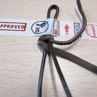 Bracelet Tressage épis Lacet en daim et Cordon en cuir : Etape 3