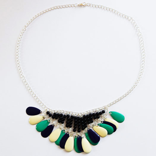 Collier Sequins Gouttes émail époxy et Perles rondes