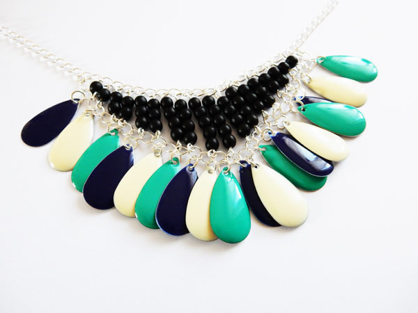 Collier_Sequins_Gouttes_email_epoxy_et_Perles_rondes-11