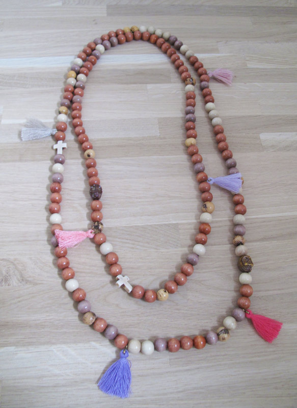 Collier Pompons et Rondes en bois : Etape 4