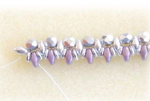 Collier Mahonia Dagues SuperDuo et O Bead : Etape 3