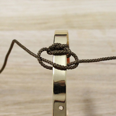 Trio de bracelets joncs breloques tissés en macramé : Etape 4