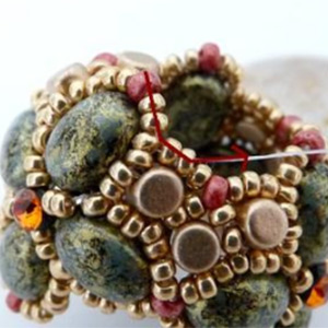 Etape 29 - Pompon Puca perles en verre Samos et Minos par Puca