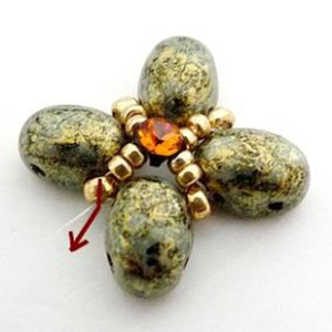 Etape 4 - Pompon Puca perles en verre Samos et Minos par Puca