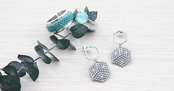 Boucles d'oreilles Cube 3D et bagues argentées en tissage de perles Miyuki Boucles d'oreilles Cube 3D et bagues argentées en tissage de perles Miyuki