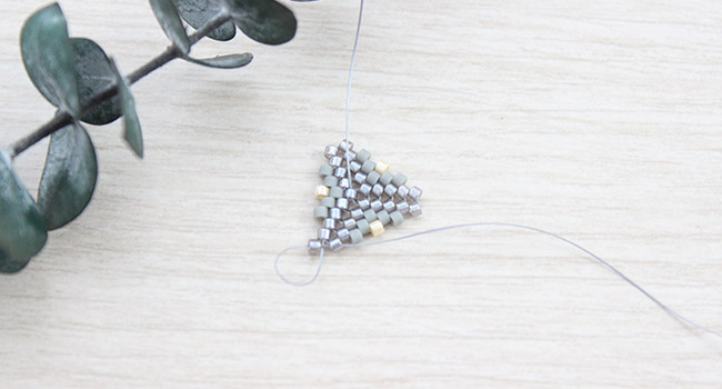 Boucles d'oreilles Cube 3D et bagues argentées en tissage de perles Miyuki : Etape 7