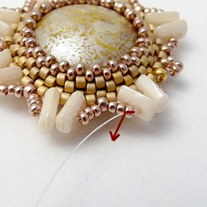 &eacute;tape 18 - boucles d'oreilles Aliona cabochon et perles en verre Piros par Puca &reg;