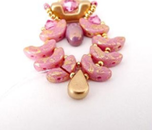 Boucles d'oreilles Rose pendantes en perles de verres tchèque Puca® : Etape 14