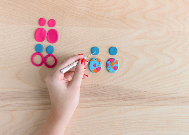 Boucles d'oreilles pendantes rondes en pâte fimo : Etape 4 Boucles d'oreilles pendantes rondes en pâte fimo : Etape 4