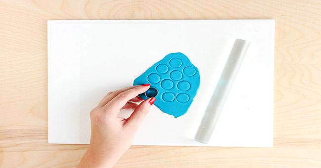 Boucles d'oreilles pendantes rondes en pâte fimo : Etape 1 Boucles d'oreilles pendantes rondes en pâte fimo : Etape 1