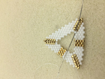 DIY Boucles d'oreilles chic 3D triangle en tissage de Miyuki Delicas 11/0 : Etape 12