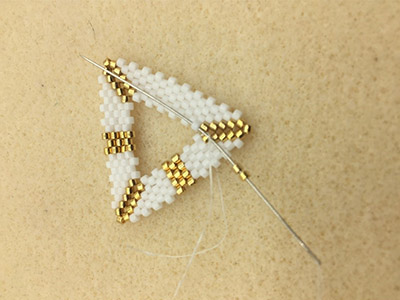 DIY Boucles d'oreilles chic 3D triangle en tissage de Miyuki Delicas 11/0 : Etape 14