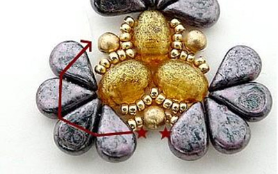 Boucles d'oreilles Sakura motif fleurs en perles en verre Samos et Amos par Puca : Etape 8