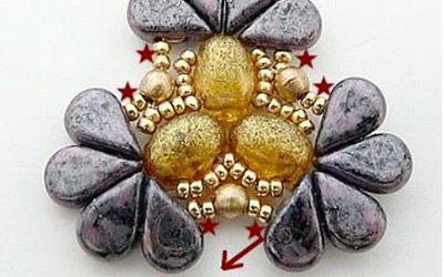 Boucles d'oreilles Sakura motif fleurs en perles en verre Samos et Amos par Puca : Etape 9