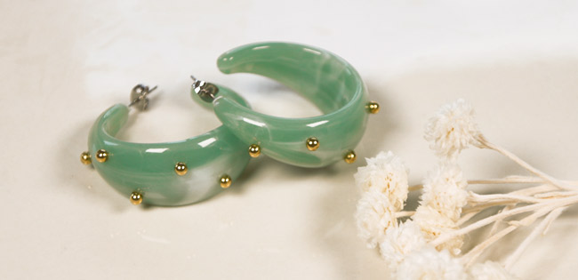 Schéma Boucles d'oreilles créoles larges avec des petites boules dorées