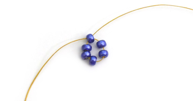 Boucles d'oreilles petites fleurs en rocailles et perles nacrées PureCrystal : Etape 1