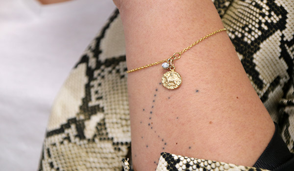 Bracelet plaqué or avec breloque signe astrologique et pierre imitation howlite Bracelet plaqué or avec breloque signe astrologique et pierre imitation howlite