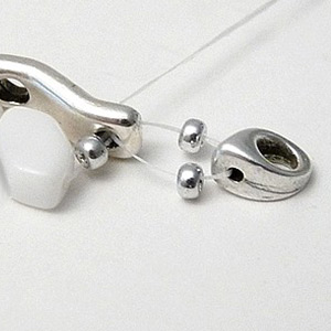 Bracelet Aélis avec intercalaire Bowtrio et perles en verre Paros par Puca : Etape 4