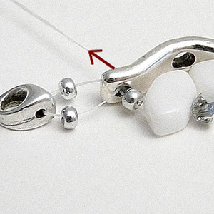 Bracelet Aélis avec intercalaire Bowtrio et perles en verre Paros par Puca : Etape 9