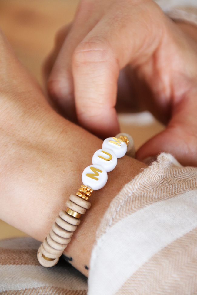 Schéma DIY Bracelet à message avec perles heishi en céramique et perles lettres