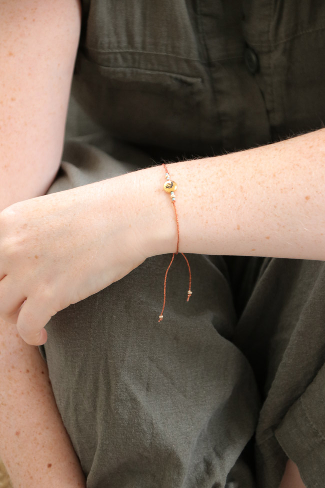 DIY : Bracelet fin brillant avec perle signe du zodiaque vierge
