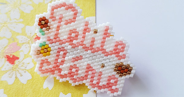 Broche Petite Chérie en tissage de perles brick stitch