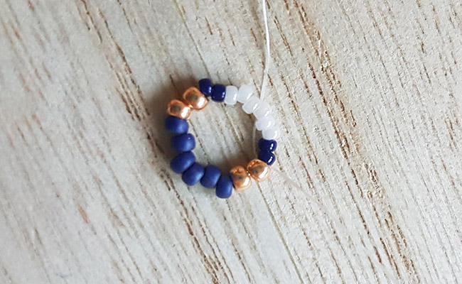 DIY Collier en perles Miyuki bleu nuit et doré spirale de perles technique Cellini : Etape 1