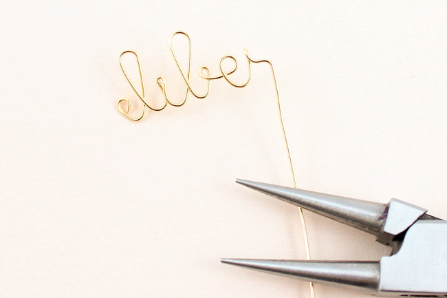 Tutoriel Collier fil Lettering doré mot Liberté : Etape 4