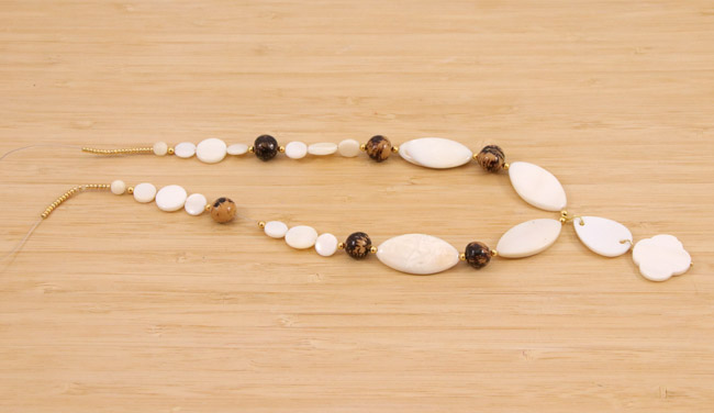 Collier perles en nacre et graines açaï du Brésil : Etape 1