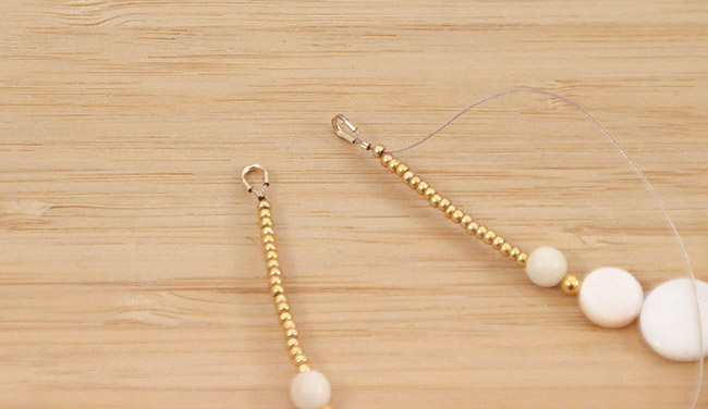 Collier perles en nacre et graines açaï du Brésil : Etape 2