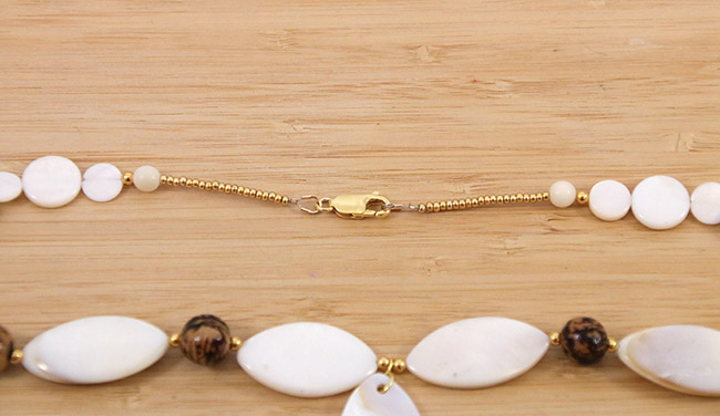 Collier perles en nacre et graines açaï du Brésil : Etape 3