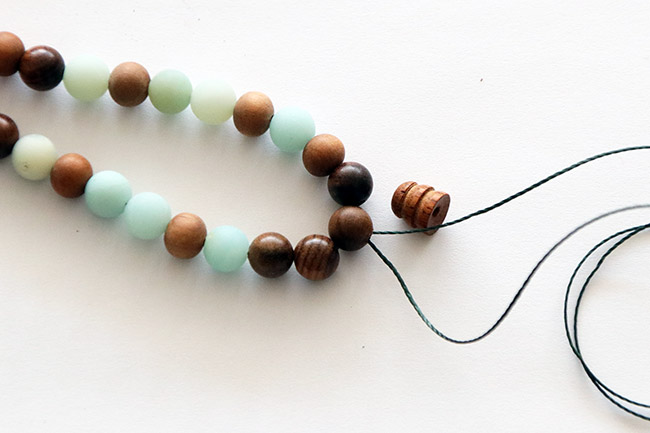 Collier Mala Tibétain en bois et amazonite : Etape 4