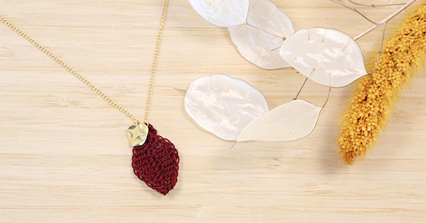 DIY Pendentif feuille au crochet et sequin froissé doré
