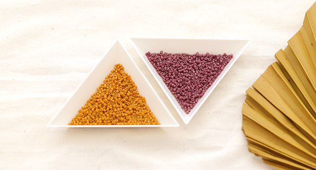 perles couleur moutarde et violet