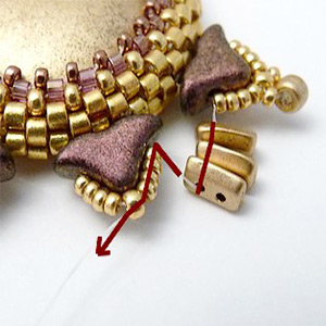 Pendentif Gaia cabochon et perles en verre Piros et Helios par Puca® : Etape 13