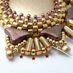 Pendentif Gaia cabochon et perles en verre Piros et Helios par Puca® : Etape 17