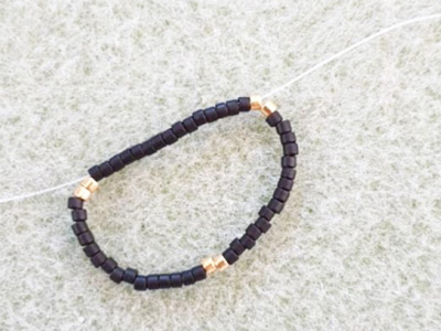 Pendentif triangle 3D scintillant en perles Miyuki 11/0 et toupies PureCrystal : Etape 1